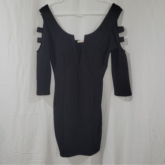 Sarah la Size Medium Black Deep V Cold Shoulder Chic Long Sleeve Dress - Picture 1 of 9